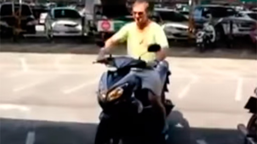 Probando la scooter