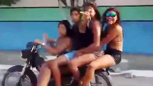 4 chicas en moto