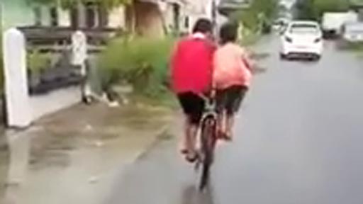 2 chicos 1 bici