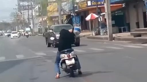 Hombre en moto dormido y en marcha