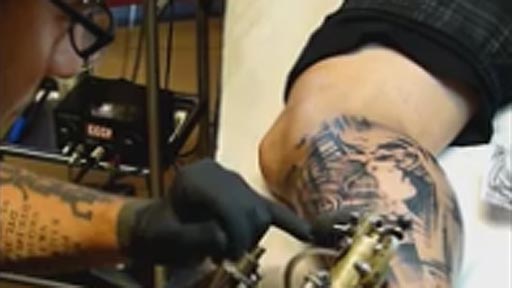 Un brazo protsico diseado para tatuar