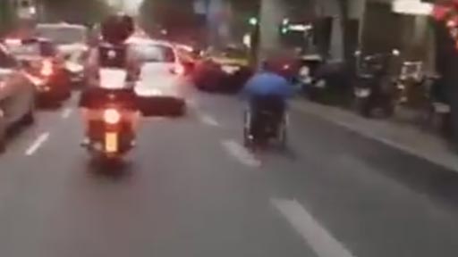 En silla de ruedas a toda velocidad por Barcelona