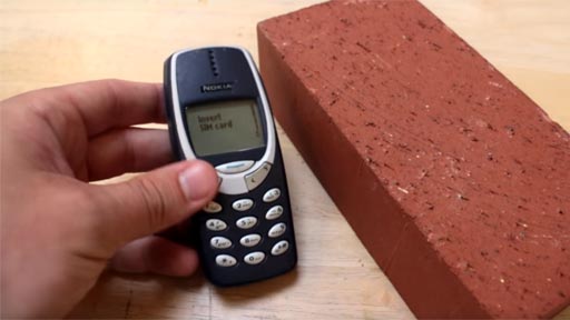 Nokia 3310 por la mitad