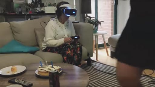 Abuela prueba las PS VR en su 80 cumpleaos