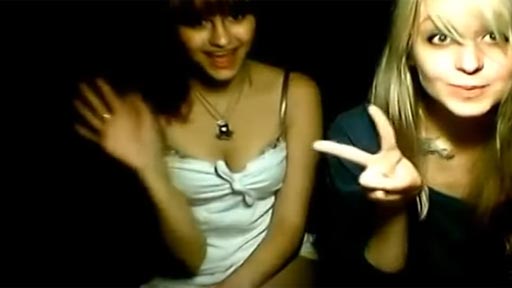 Dos atractivas chicas y una webcam
