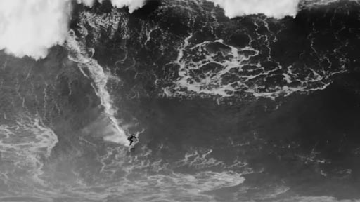 Surfeando gigantes olas en Portugal