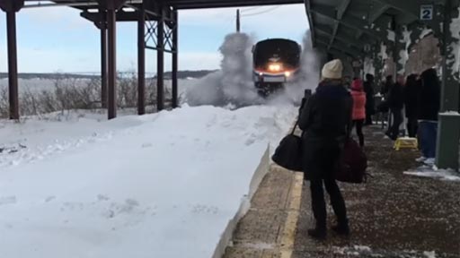 Cuando el tren entra en una estación cubierta de nieve