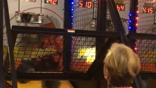 Madre en el Basket Arcade