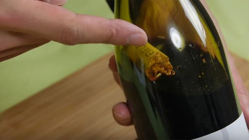 Cómo sacar el corcho de la botella