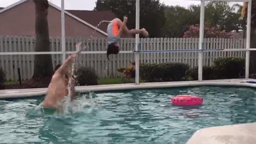 Extraordinario truco en la piscina