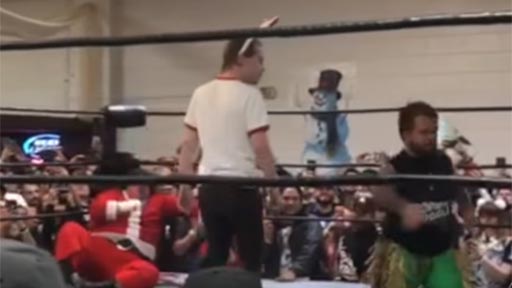 Macaulay Culkin inteviene en un combate de wrestling