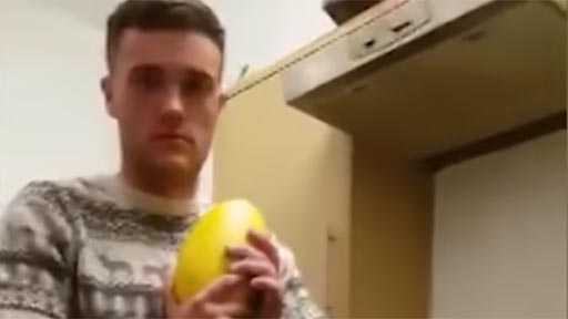 Abriendo un melón a cabezazos