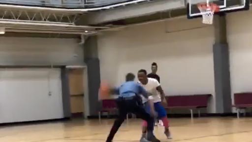 Jugando al basket con un polica