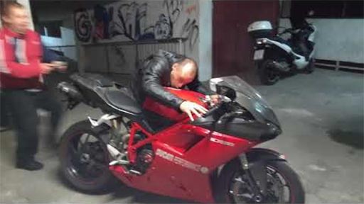 ¿Cómo volver loco al dueño de una Ducati?