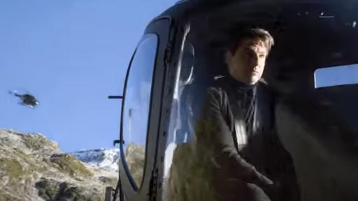 Tom Cruise pilota un helicptero sin ayuda