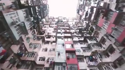 Un dron en un barrio de Hong Kong