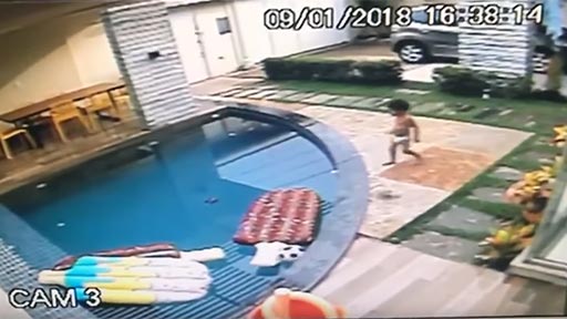 Un nio salva a un beb que se ha cado en la piscina