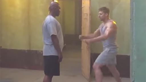 Mike Tyson golpea a Kickboxer