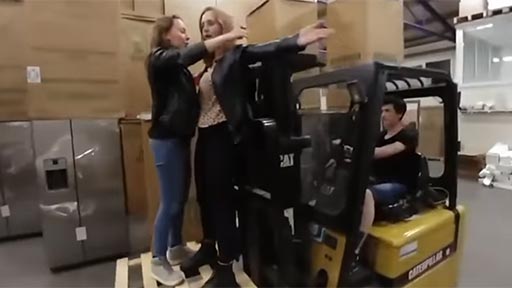 2 chicas 1 elevadora