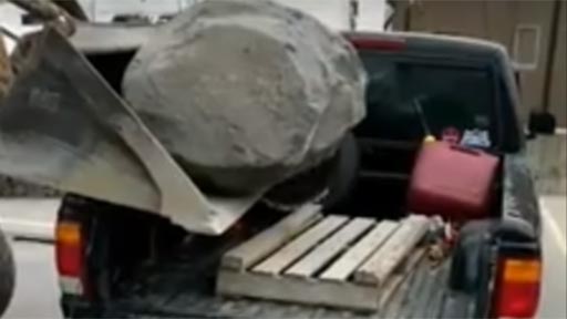 Cargando una roca en la camioneta