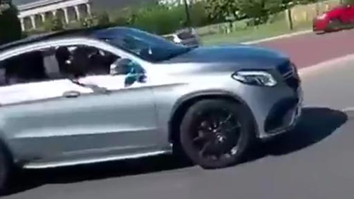 SUV Mercedes GLE en una rotonda