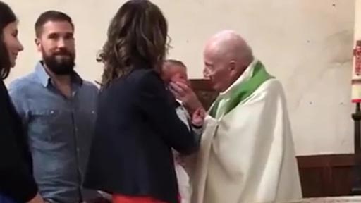 Sacerdote golpea a bebé en su bautizo