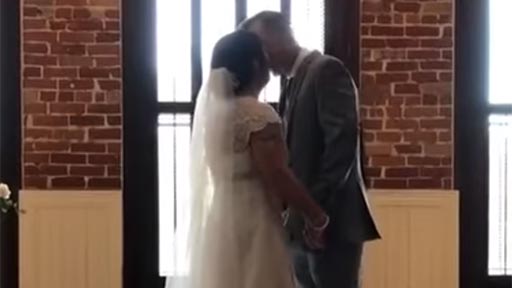 Puede besar a la novia