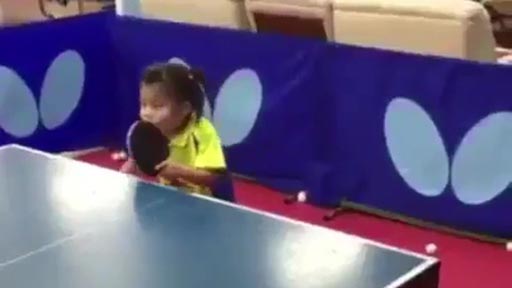 Nia jugando al ping pong