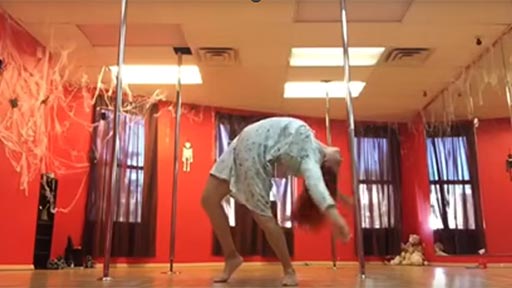 Pole dancer poseda