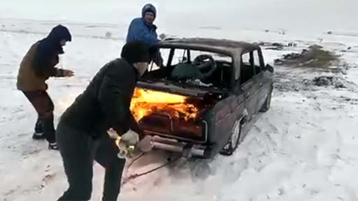 Saltar con un coche en llamas a un lago congelado