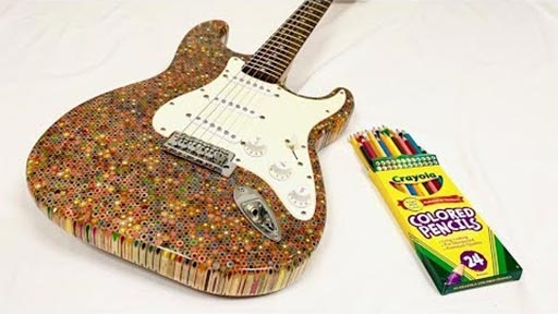 Una guitarra con 1200 lpices de colores