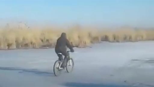 En bici por el lago helado