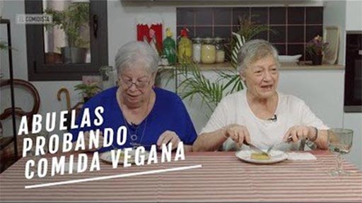 Abuelas probando comida vegana