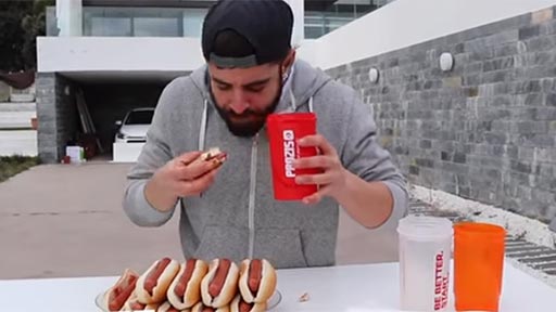 Rcord comiendo hot dogs en 3 minutos