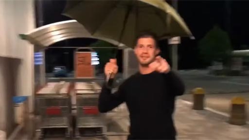 Abriendo un paraguas al estilo ninja