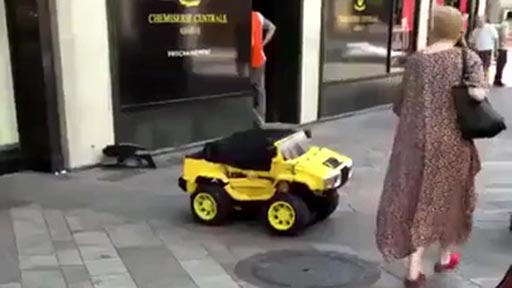 Mira ese mini Hummer amarillo