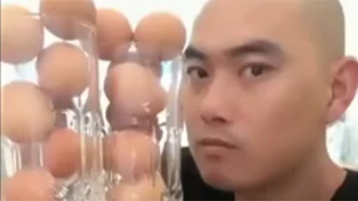 Bebe 50 huevos crudos en 15 segundos