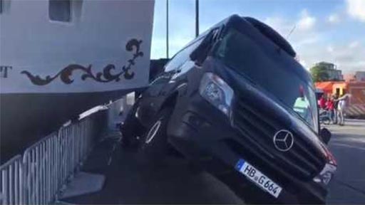Velero ruso se estrella contra una furgoneta