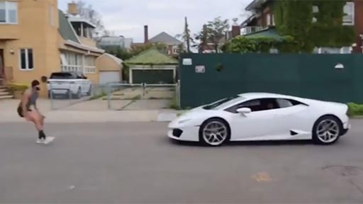 Saltando sobre un Lamborghini