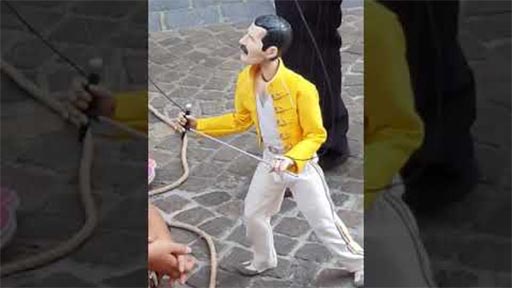 Espectacular marioneta de Freddie Mercury