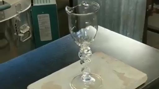 Vertiendo vidrio fundido en una copa