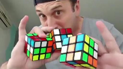 Resuelve 3 Cubos de Rubik haciendo malabares