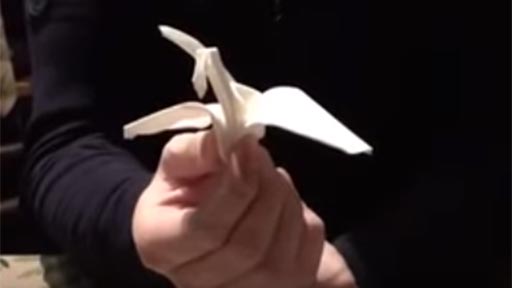 Origami pasndose la servilleta entre las manos