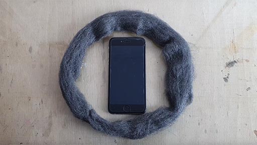 iPhone, lana de acero y una llamada